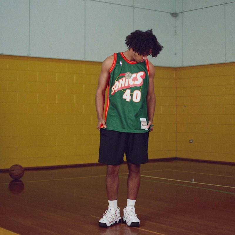 Mitchell & Ness Seattle Supersonics Shawn Kemp 1995 Road Swingman Jersey 