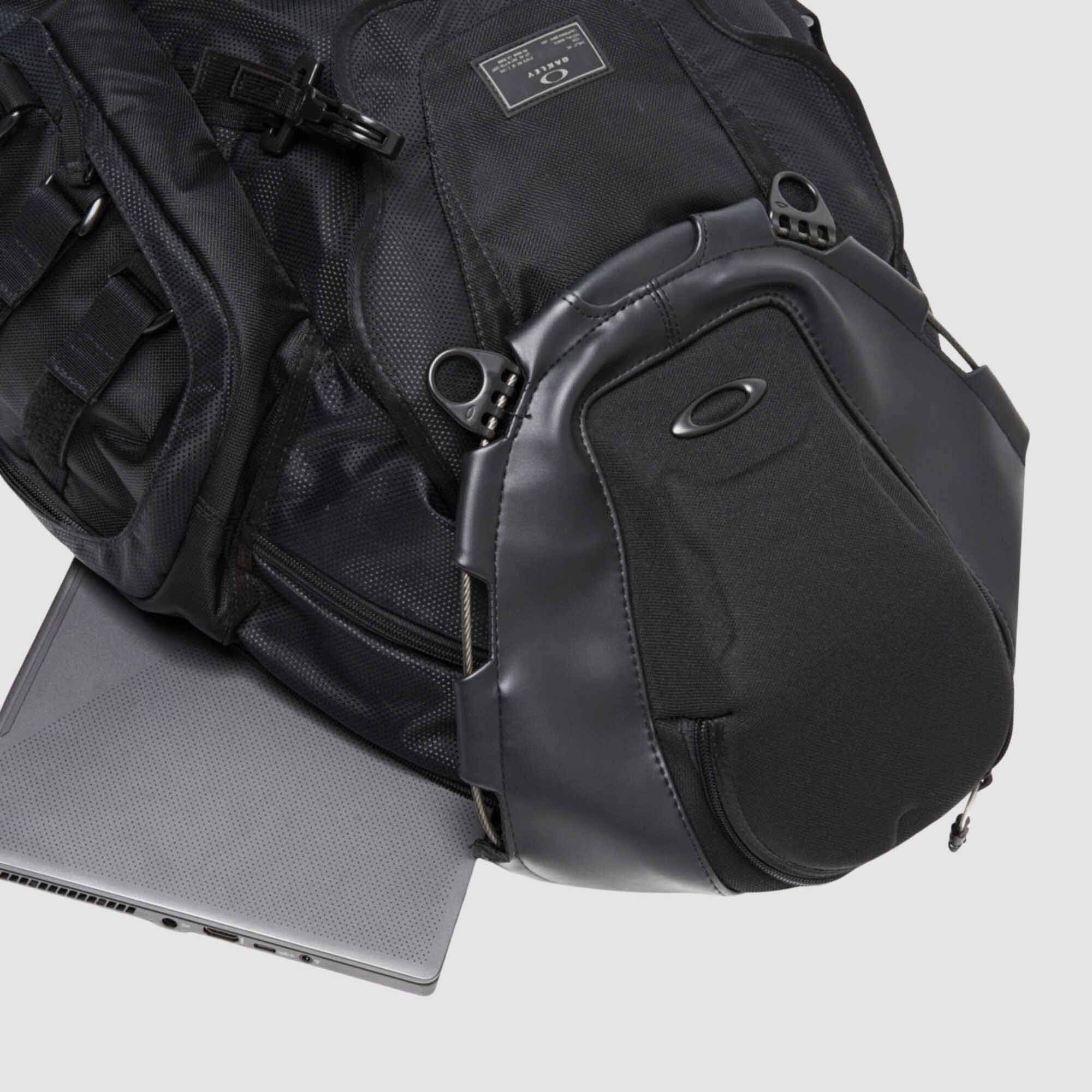 Oakley Kitchen Sink Backpack Stealth Black 34 Litres | Rebel Sport